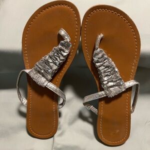 Women’s Candies silver sequined thong sandals! Size 7m